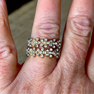 FLOWER BAND RINGS (2) gold color metal and rhinestone flowers size 8